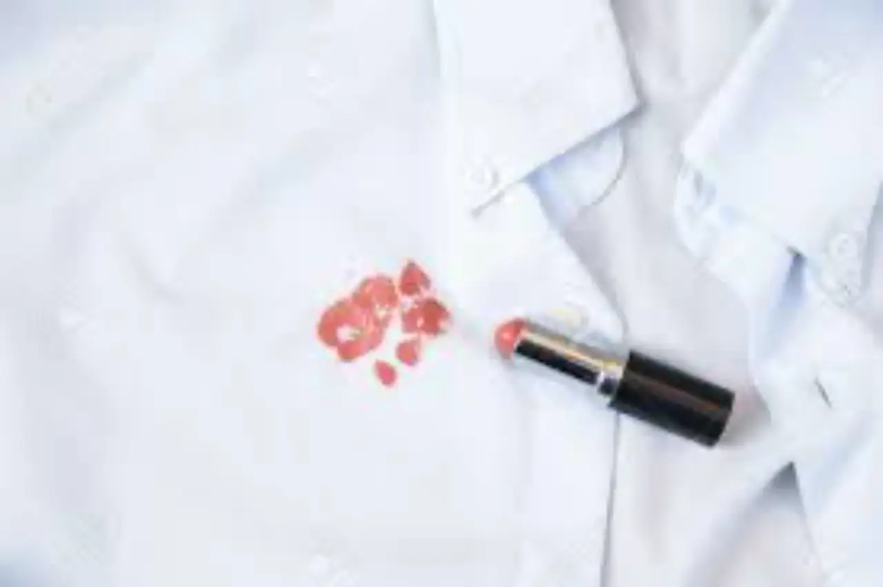 Come togliere le macchie di rossetto dai vestiti