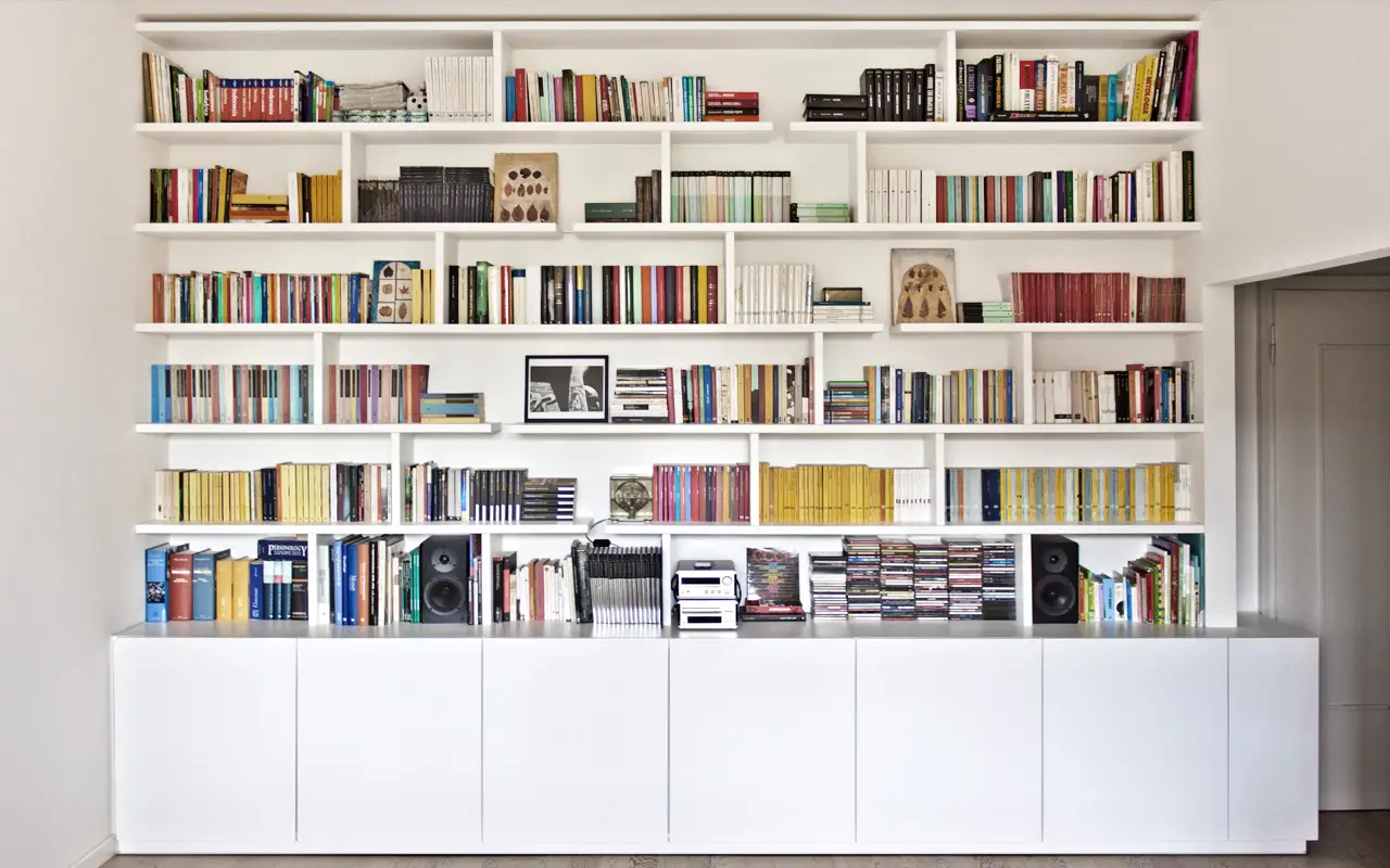 Come si fa a organizzare i libri in una libreria? I criteri per un effetto ordinato e di design