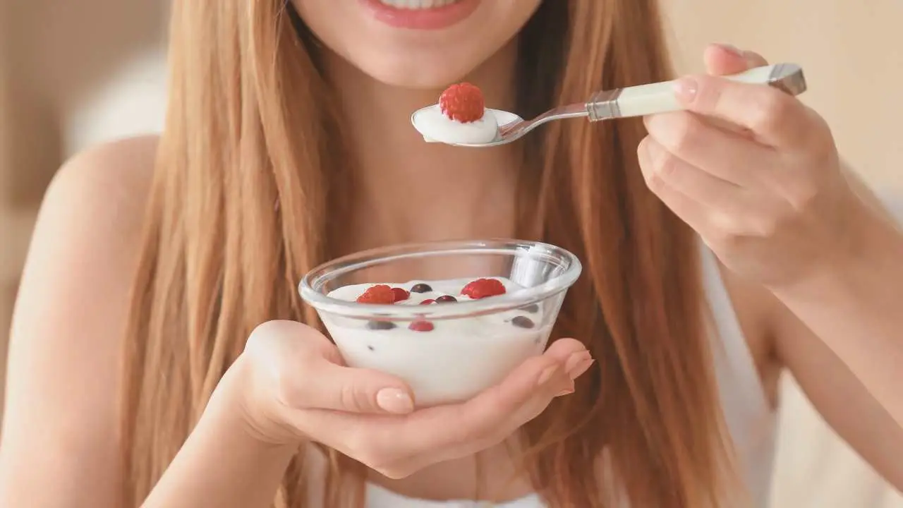 Mangiare yogurt tutti i giorni: benefici e rischi