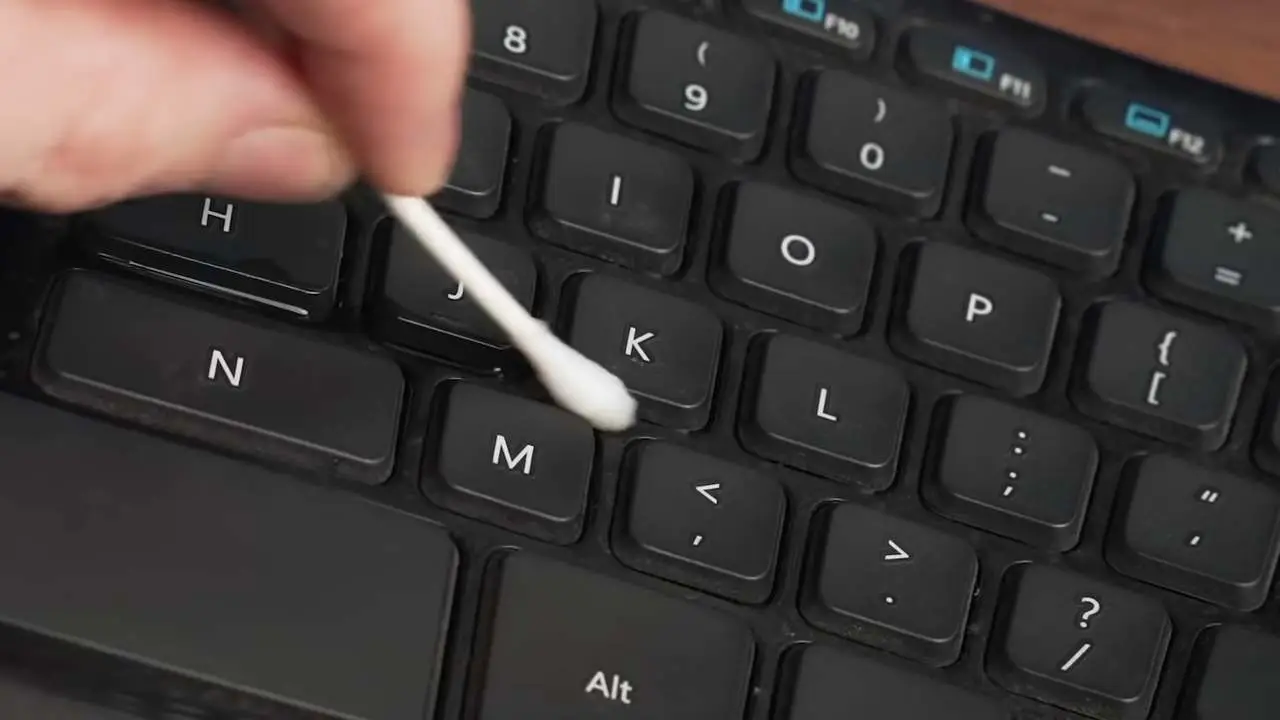 Come si fa a pulire il computer e la tastiera? I prodotti per igienizzare senza fare danni